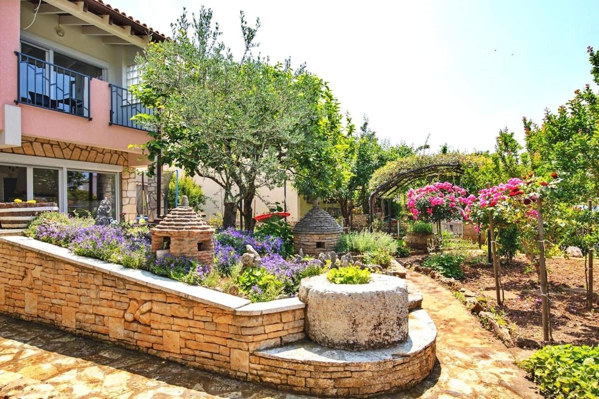 Flora Relax House, Free Parking Villa Peroj Bagian luar foto